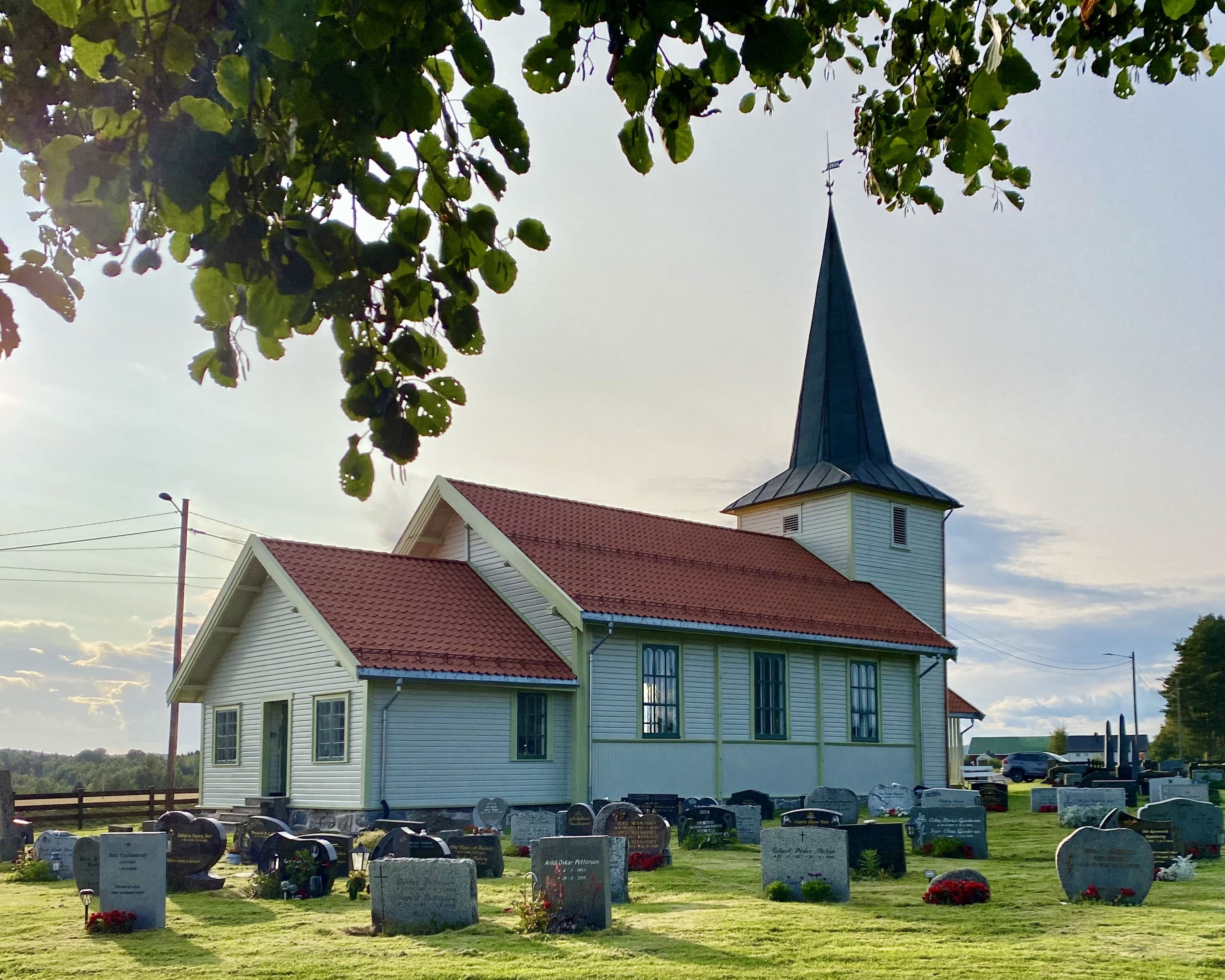 Auli kirke en sensommerkveld, sett fra sør-øst